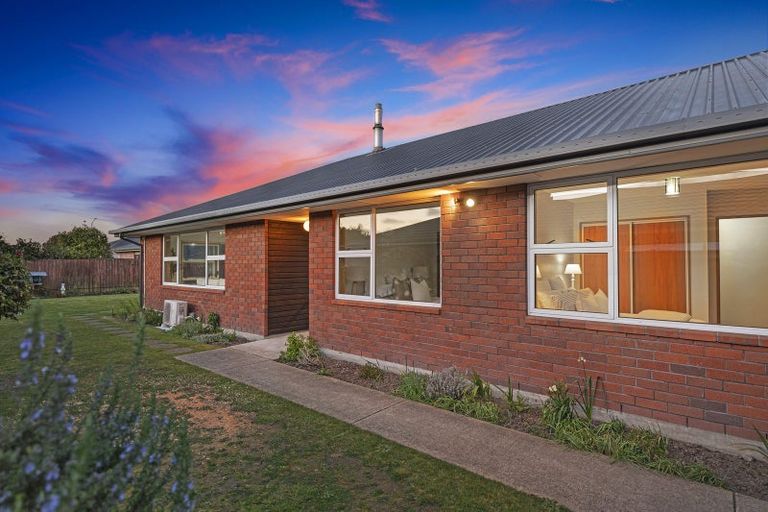 Photo of property in 5 Aberfoyle Place, Parklands, Christchurch, 8083