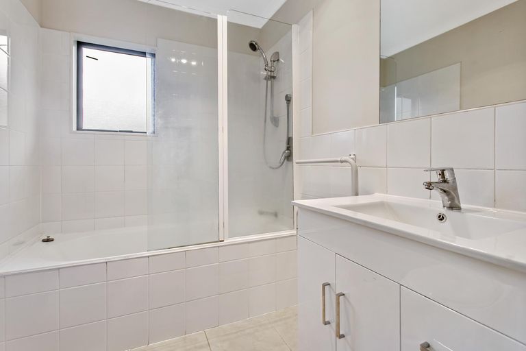 Photo of property in 96 Maplesden Drive, Clendon Park, Auckland, 2103