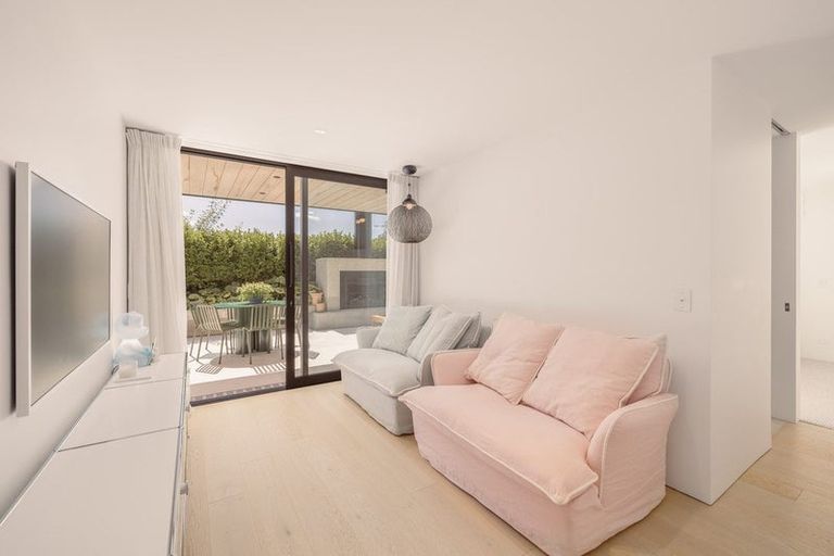 Photo of property in 8a Beachville Road, Redcliffs, Christchurch, 8081