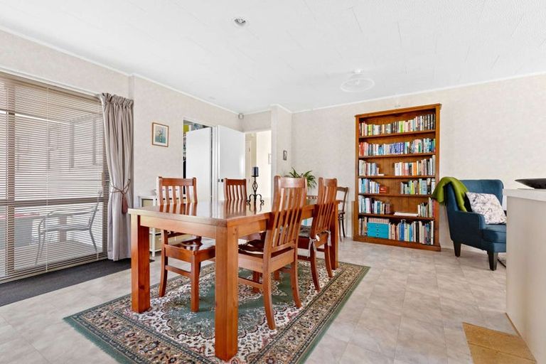 Photo of property in 8 Aquarius Drive, Kawaha Point, Rotorua, 3010