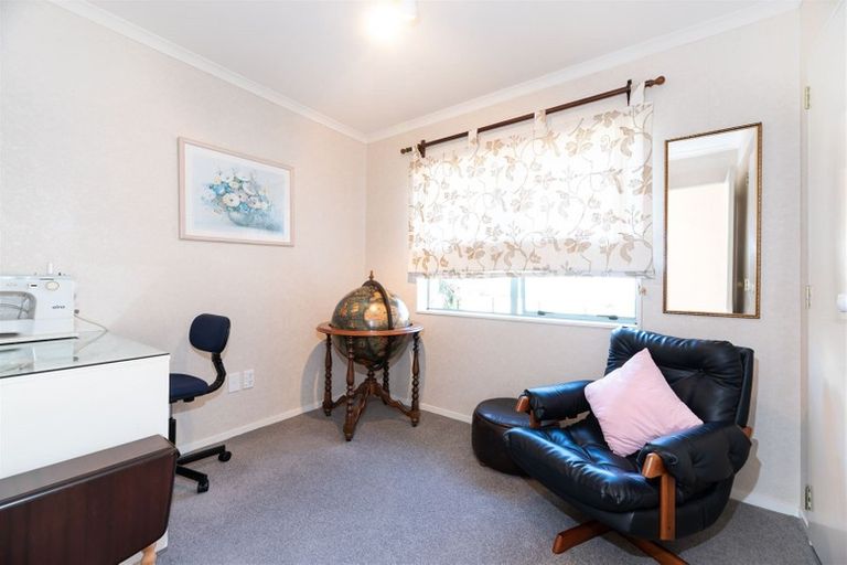 Photo of property in 8 Ryehill Close, New Lynn, Auckland, 0600