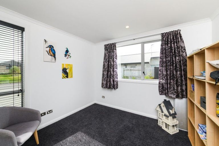 Photo of property in 4 Saint Heliers Grove, Fitzherbert, Palmerston North, 4410