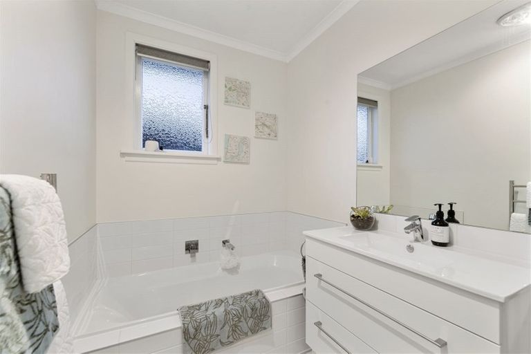 Photo of property in 6 Red Beach Road, Red Beach, 0932