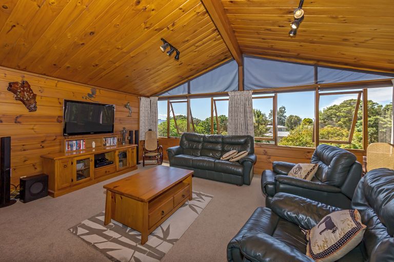 Photo of property in 1394 Whangaparaoa Road, Army Bay, Whangaparaoa, 0930