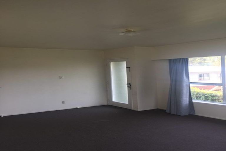Photo of property in 1/3 Tusac Place, Totara Vale, Auckland, 0627