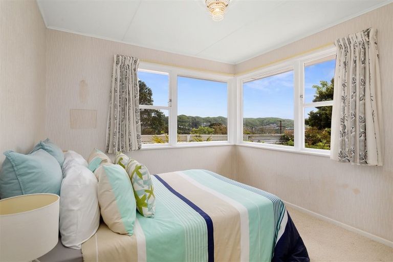Photo of property in 40 Catherine Crescent, Paparangi, Wellington, 6037