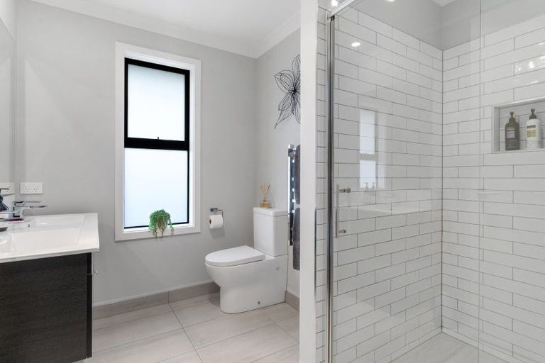 Photo of property in 2 Olive Close, Omokoroa, 3114