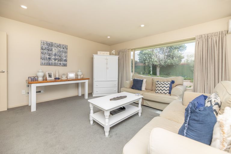 Photo of property in 10 Harrys Way, Redwood, Christchurch, 8051