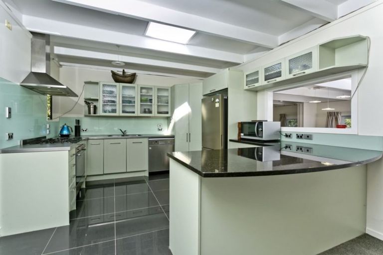 Photo of property in 8 Longwood Place, Forrest Hill, Auckland, 0620