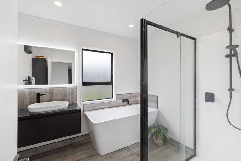 Photo of property in 24 Cemetery Road, Waiuku, 2123