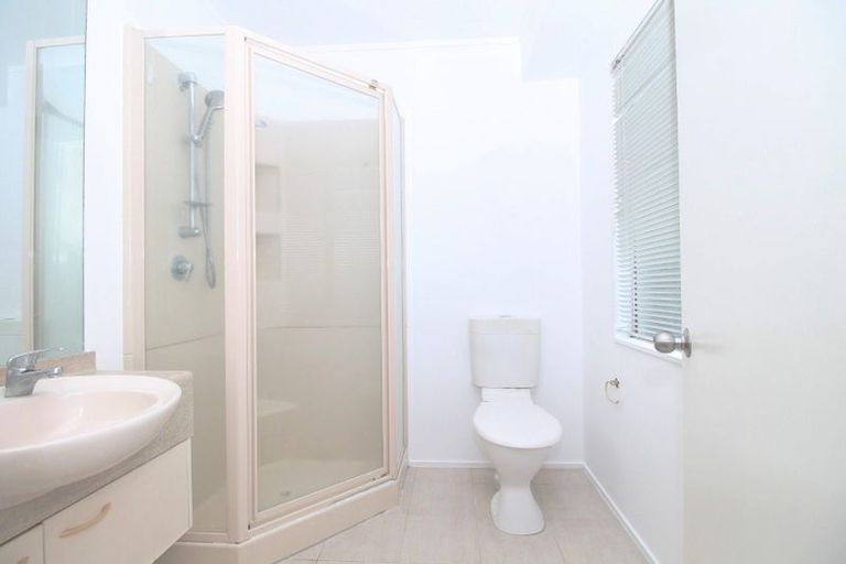 Photo of property in 2/49 Ribbonwood Crescent, Goodwood Heights, Auckland, 2105