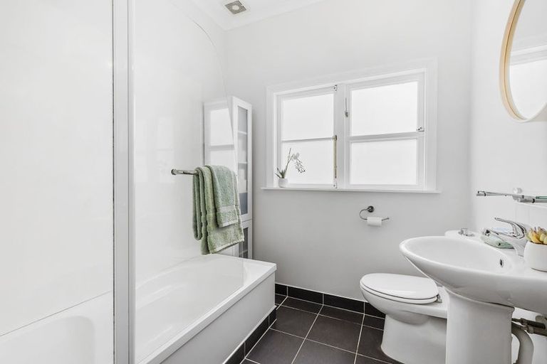 Photo of property in 18 Hampton Hill Road, Tawa, Wellington, 5028