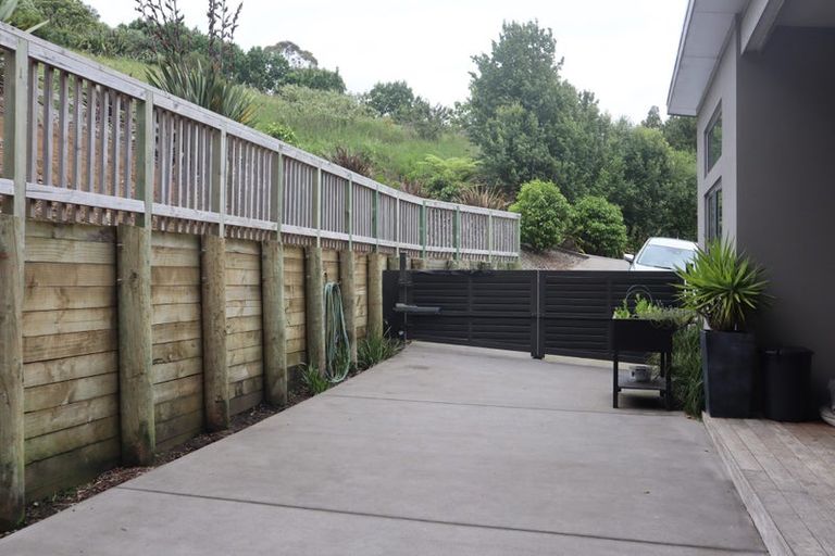 Photo of property in 73 Warman Road, Okura, Auckland, 0792