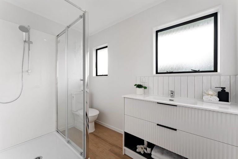 Photo of property in 2/7 Rewarewa Road, Te Atatu Peninsula, Auckland, 0610