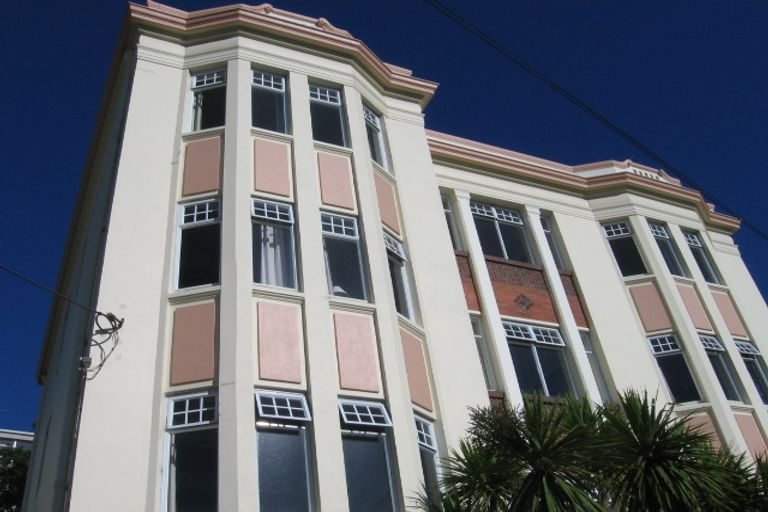 Photo of property in Chevening Flats, 90 Salamanca Road, Kelburn, Wellington, 6012