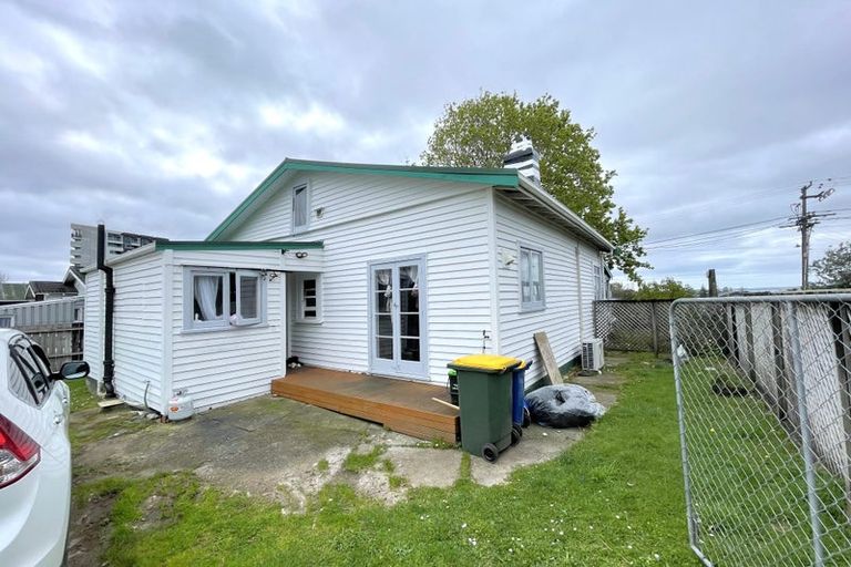 Photo of property in 11 Clayburn Road, Glen Eden, Auckland, 0602
