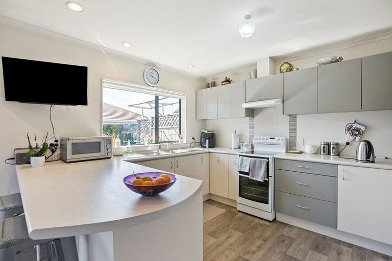 Photo of property in 85 Guildford Drive, Paraparaumu, 5032