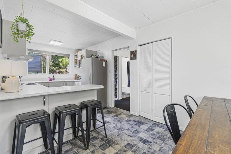 Photo of property in 1138 South Road, Oakura, 4314