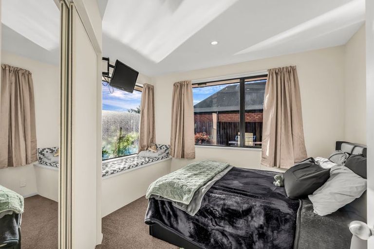 Photo of property in 10 Courtfield Close, Parklands, Christchurch, 8083