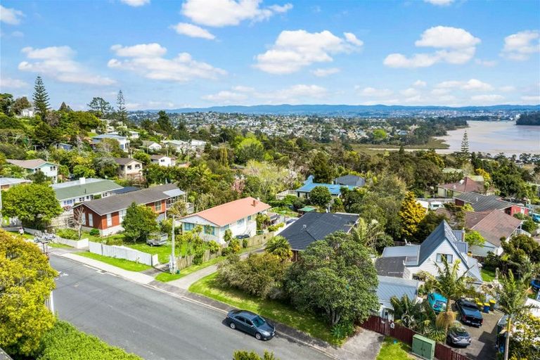 Photo of property in 17 Lynn Road, Bayview, Auckland, 0629