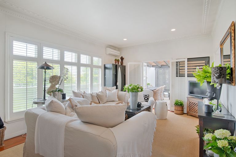 Photo of property in 8 Forrest Hill Road, Forrest Hill, Auckland, 0620