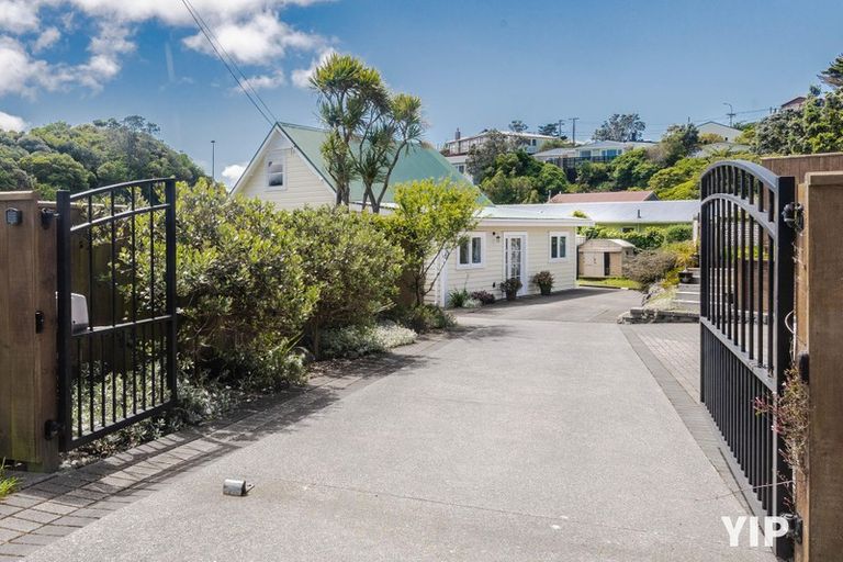 Photo of property in 11 Lyndfield Lane, Newlands, Wellington, 6037