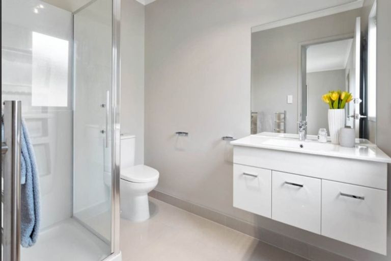 Photo of property in 9 Trotting Terrace, Fairview Heights, Auckland, 0632