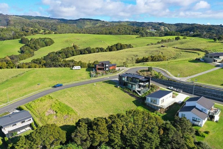 Photo of property in 3 Starlight Place, Langs Beach, 0582