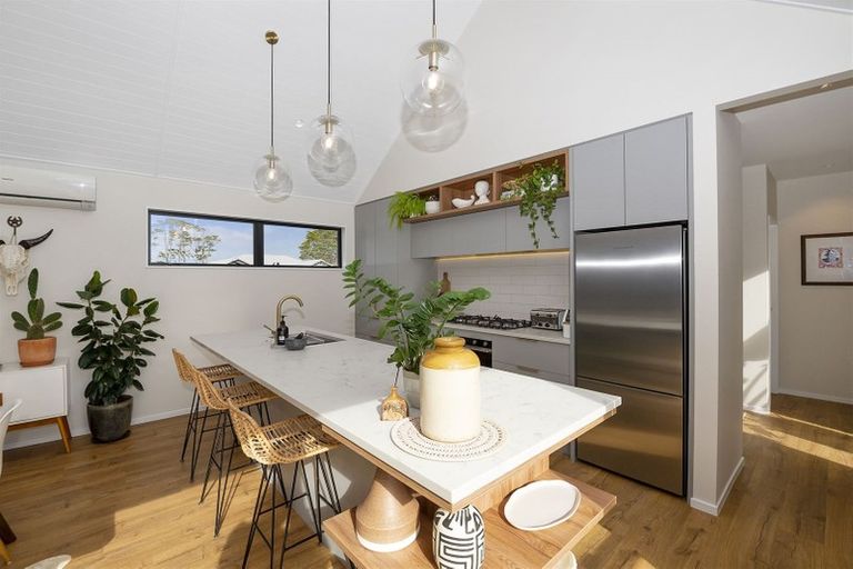 Photo of property in 2 Len Ireland Drive, Kumeu, 0810