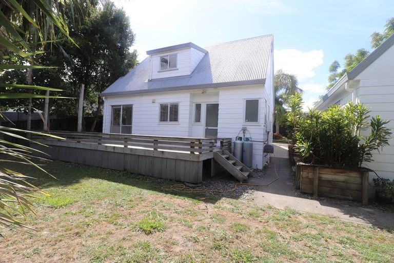 Photo of property in 19 Rehia Road, Massey, Auckland, 0614