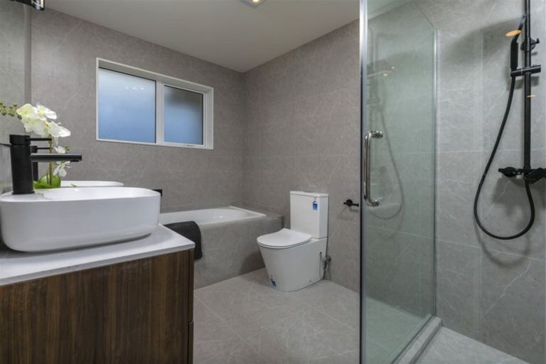 Photo of property in 16 Barrique Road, Kumeu, 0810