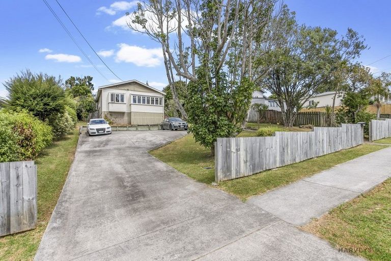 Photo of property in 33 Clayburn Road, Glen Eden, Auckland, 0602