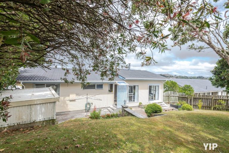 Photo of property in 18 Colchester Crescent, Newlands, Wellington, 6037