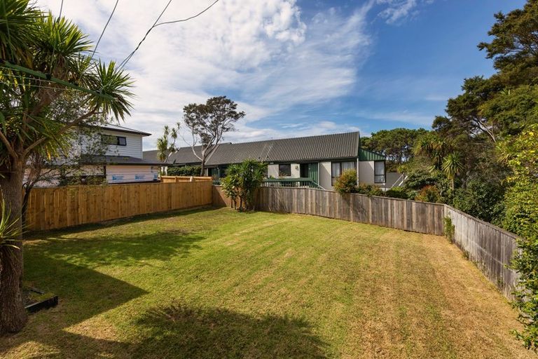 Photo of property in 32 Taupo Street, Green Bay, Auckland, 0604