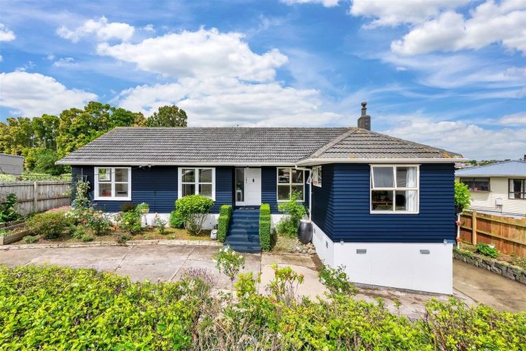 Photo of property in 16 Phelps Place, Glendene, Auckland, 0602