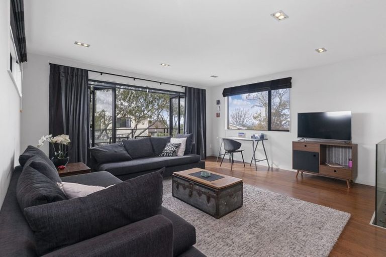 Photo of property in 87 Knights Road, Rothesay Bay, Auckland, 0630