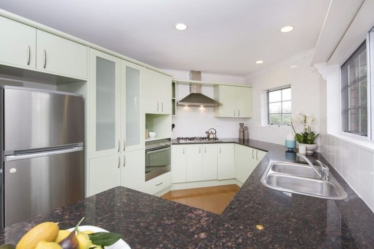 Photo of property in 22 Lochend Place, Highland Park, Auckland, 2010