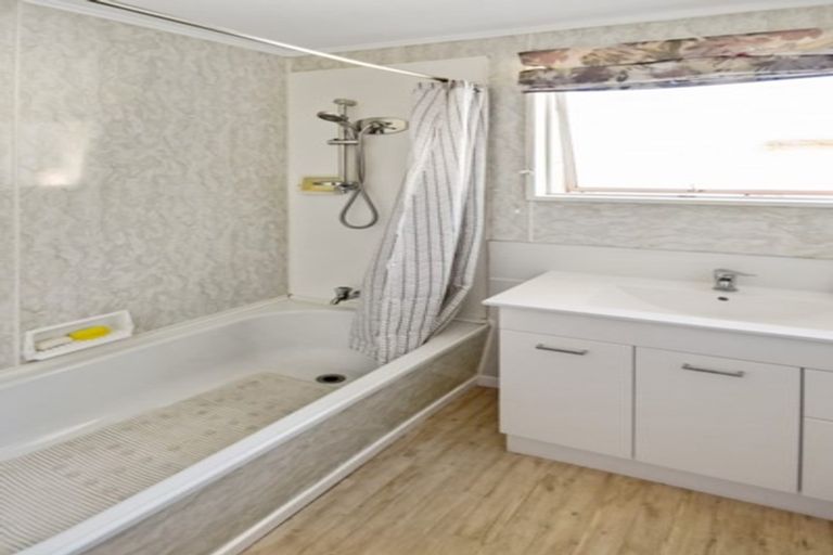 Photo of property in 16 Black Peak Road, Omarama, 9412