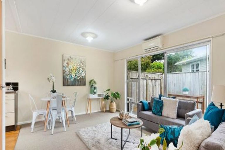 Photo of property in 169a Newlands Road, Newlands, Wellington, 6037