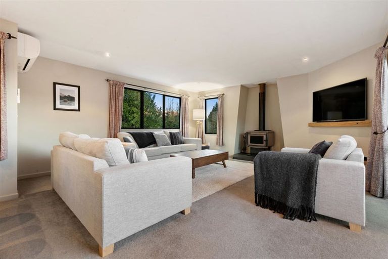 Photo of property in 31 Cedar Drive, Kelvin Heights, Queenstown, 9300