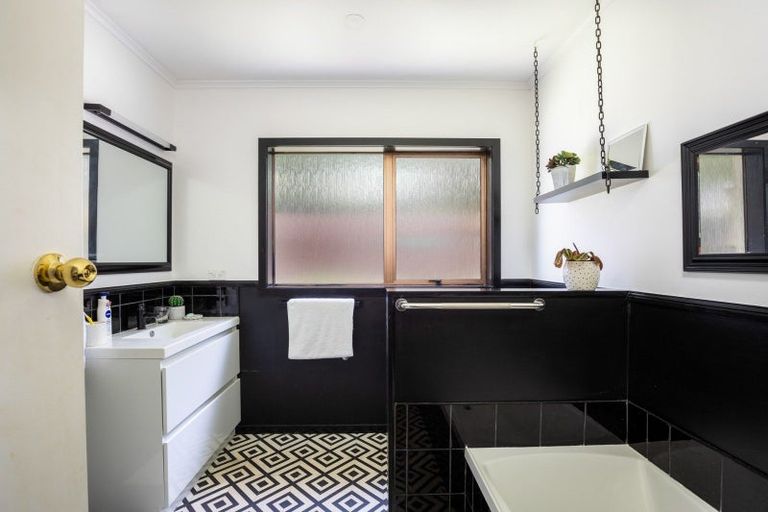 Photo of property in 5f Bromley Place, Westown, New Plymouth, 4310