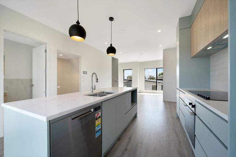 Photo of property in 4/107 Hobsonville Road, West Harbour, Auckland, 0618