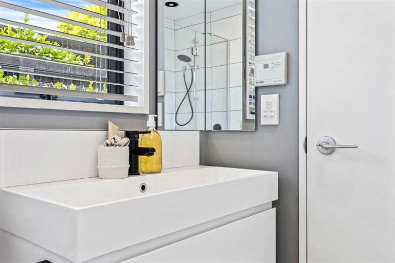 Photo of property in 2/18b Blighs Road, Strowan, Christchurch, 8052