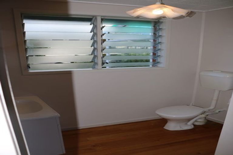 Photo of property in 2/11 Liston Street, Northcote, Auckland, 0627