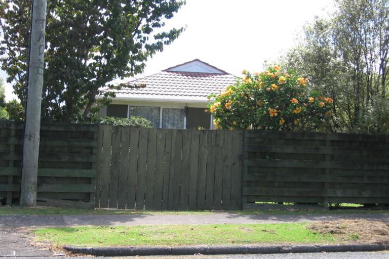 Photo of property in 12/133 Hutchinson Avenue, New Lynn, Auckland, 0600
