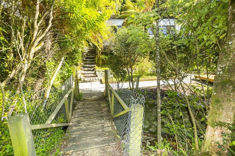 Photo of property in 126 Pinehaven Road, Pinehaven, Upper Hutt, 5019