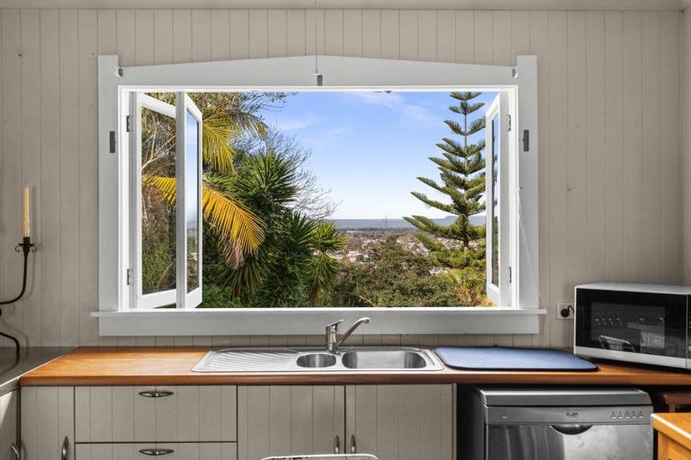 Photo of property in 43 Chaucer Road, Hospital Hill, Napier, 4110