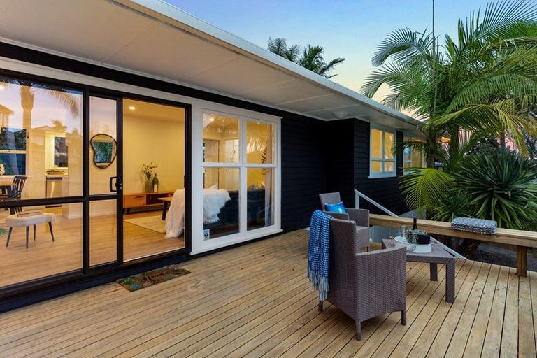 Photo of property in 21 Lantana Road, Green Bay, Auckland, 0604
