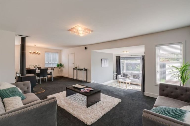 Photo of property in 43 Dunedin Street, Redwood, Christchurch, 8051