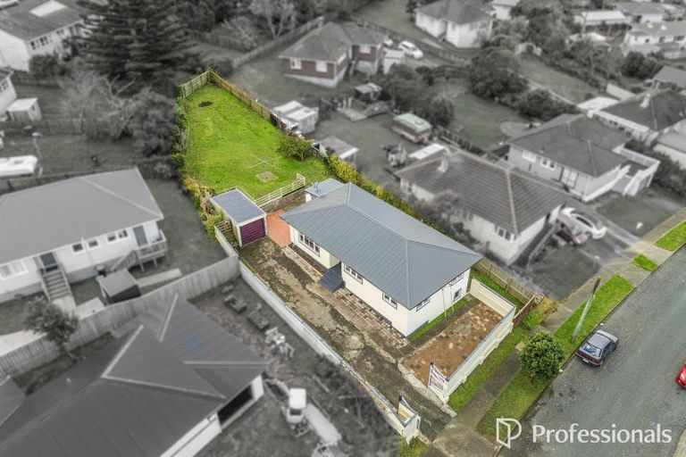 Photo of property in 1 Wakefield Terrace, Tawa, Wellington, 5028